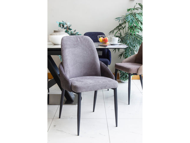Extendable dining table with chairs